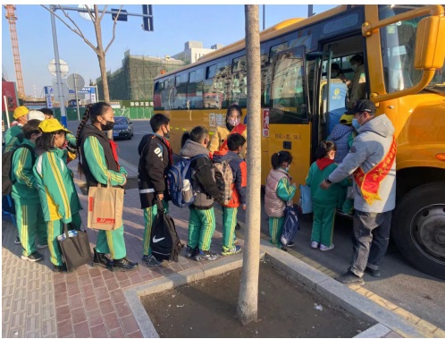 引導學生文明乘坐校車.jpg